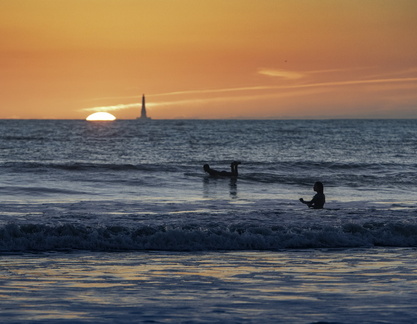 surf et baignade au coucher du soleil avec vue sur cordouan