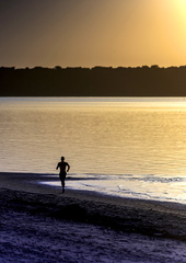 running sur la plage au coucher du soleil