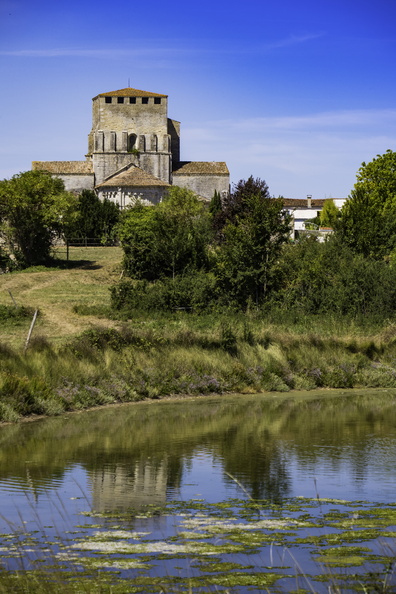 l'église de mornac vue des marais