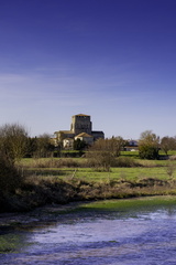 l'église de mornac vue des marais