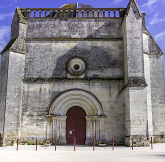 façade de l'église de st romain de benet