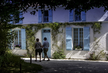 balade devant une maison saintongeaise
