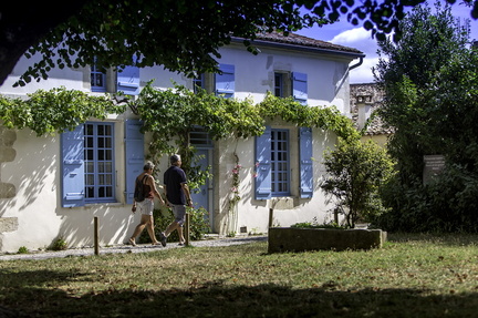 balade sur la place de la priauté de talmont