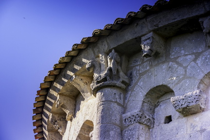 chapiteau et modillons au chevet de l'église de mornac
