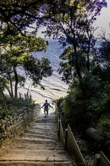 descente d'escalier vers la plage